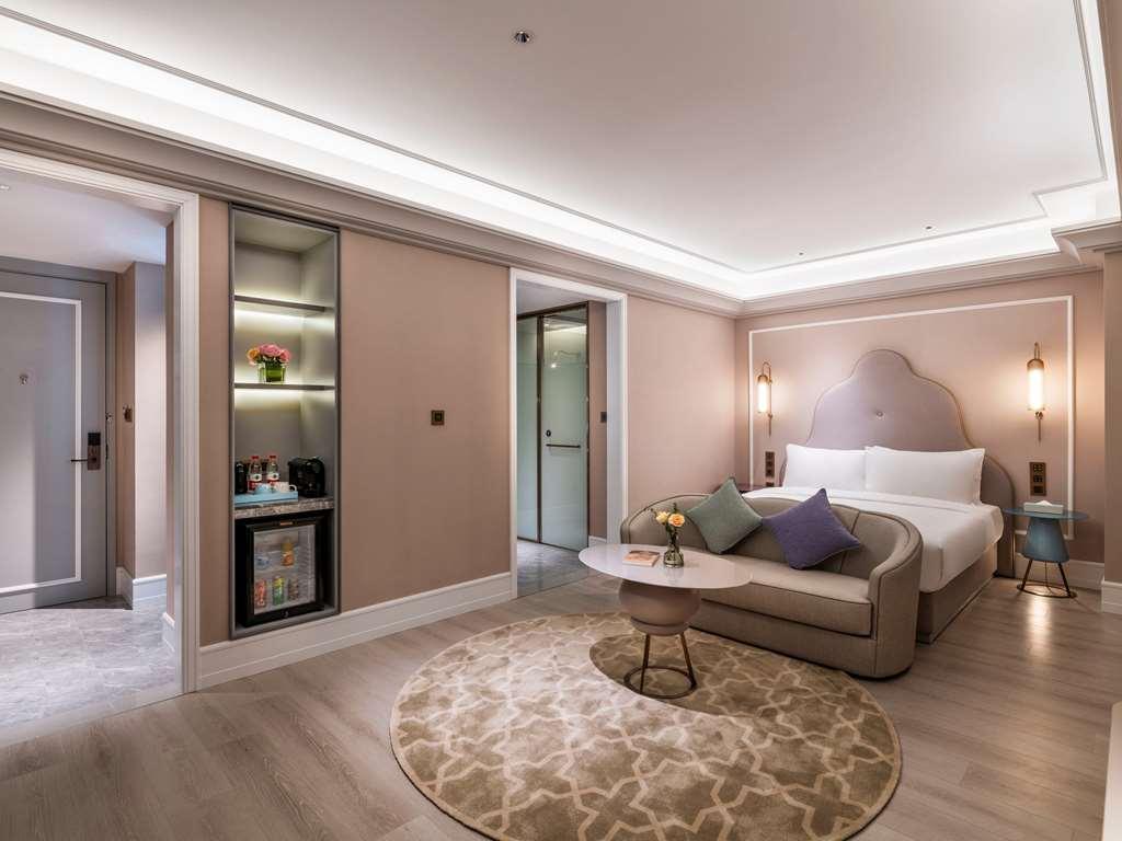 Mercure Waigaoq Free Trade Zone Hotel